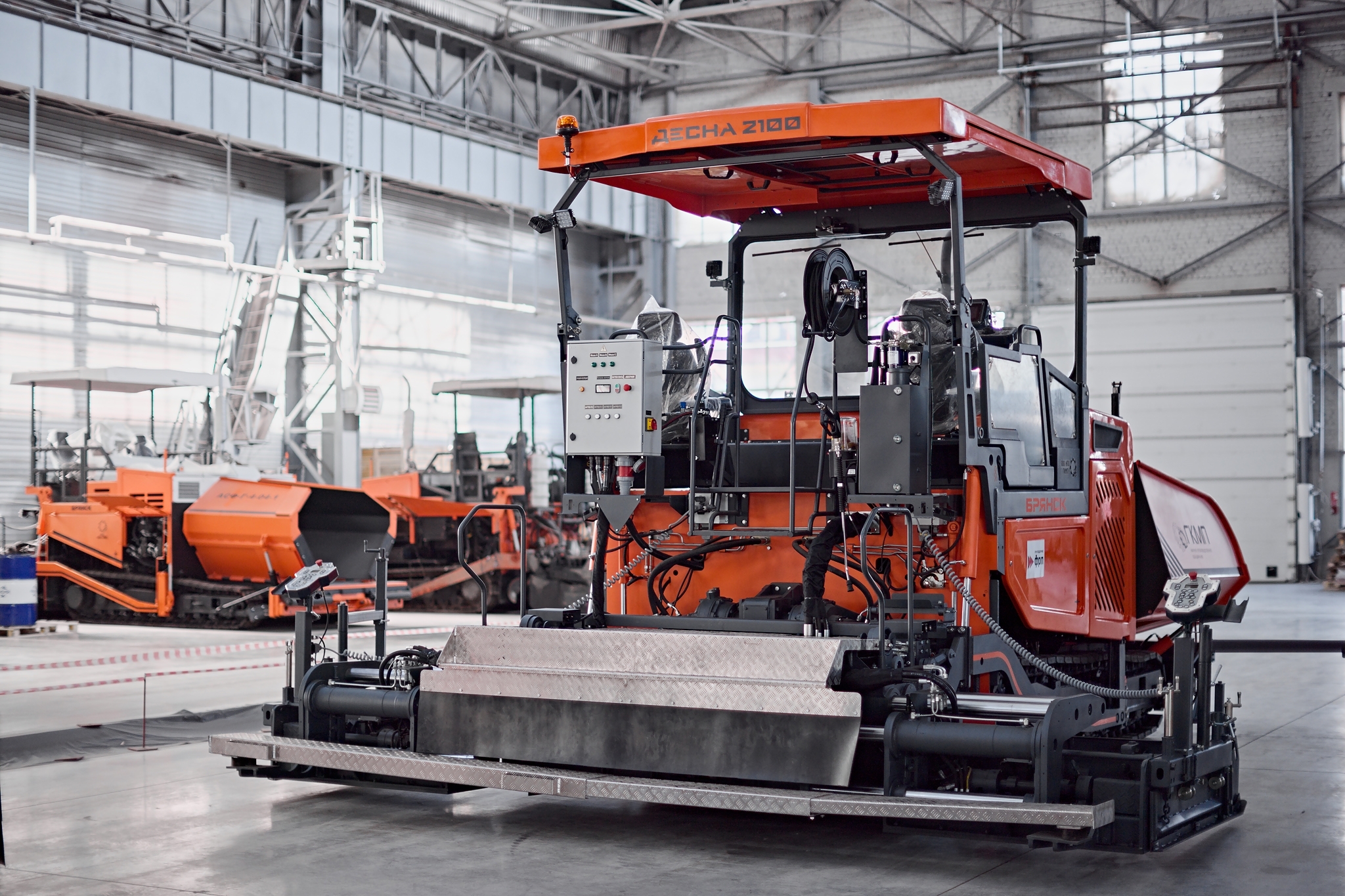 В Брянске заемщик ФРП запустил единственное в России серийное производство асфальтоукладчиков