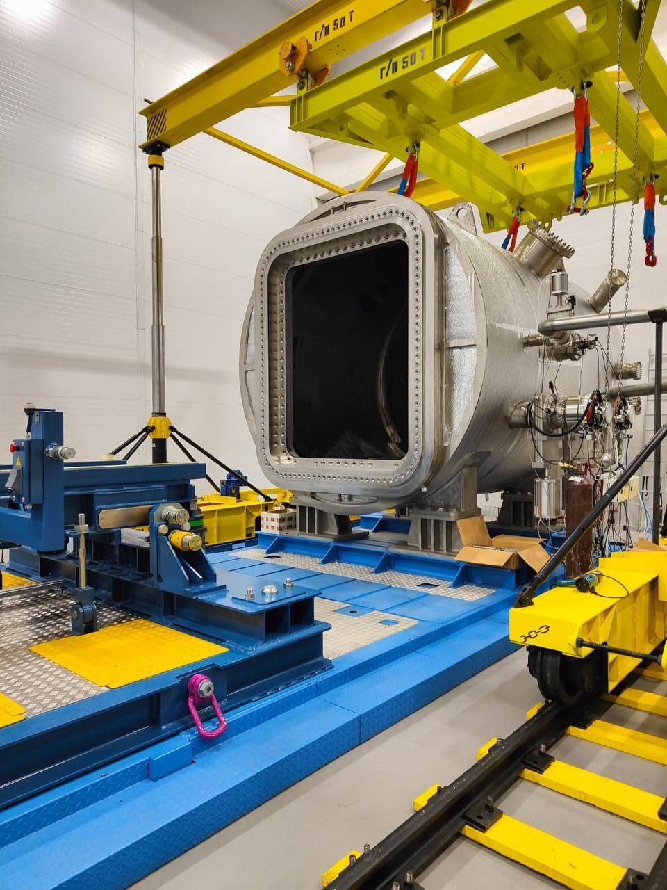 Первые пробные вакуумные испытания в присутствии инспектора организации ИТЭР Тьерри Серизье 