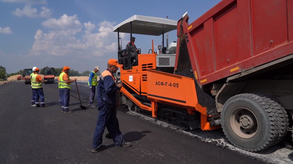 По своей дороге. Отечественный асфальтоукладчик проходит испытания