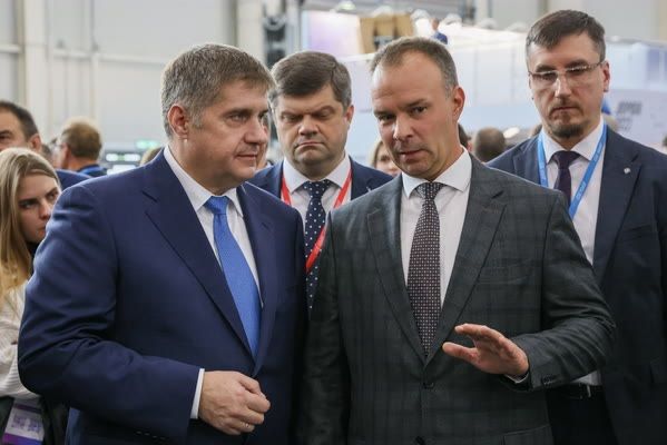 12 октября 2022, обход X Международной специализированной выставки "Дорога 2022. Новиков Роман Витальевич, руководитель Федерального Дорожного Агентства «Росавтодор» и Алфимов Дмитрий Евгеньевич, заместитель генерального директора ООО «НПО «ГКМП»