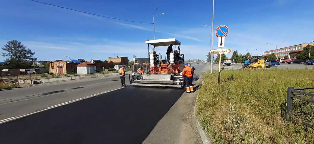 Гусеничный асфальтоукладчик АСФ-Г-4-04 в работе