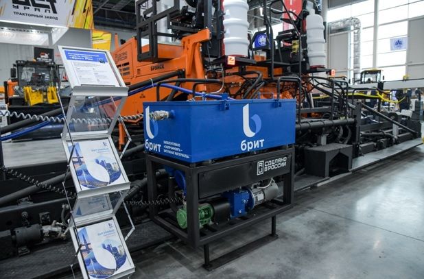модуль автоматизированной подачи жидкой ленты «Брит» Flex, которая применяется для устройства продольных швов покрытия при укладке а/б смеси