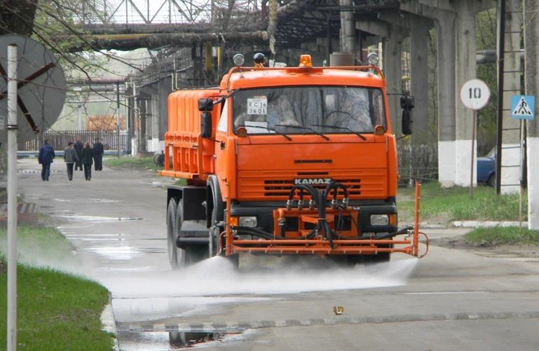 Комплексная дорожная машина КДМ-316 с комплектом поливомоечного оборудования